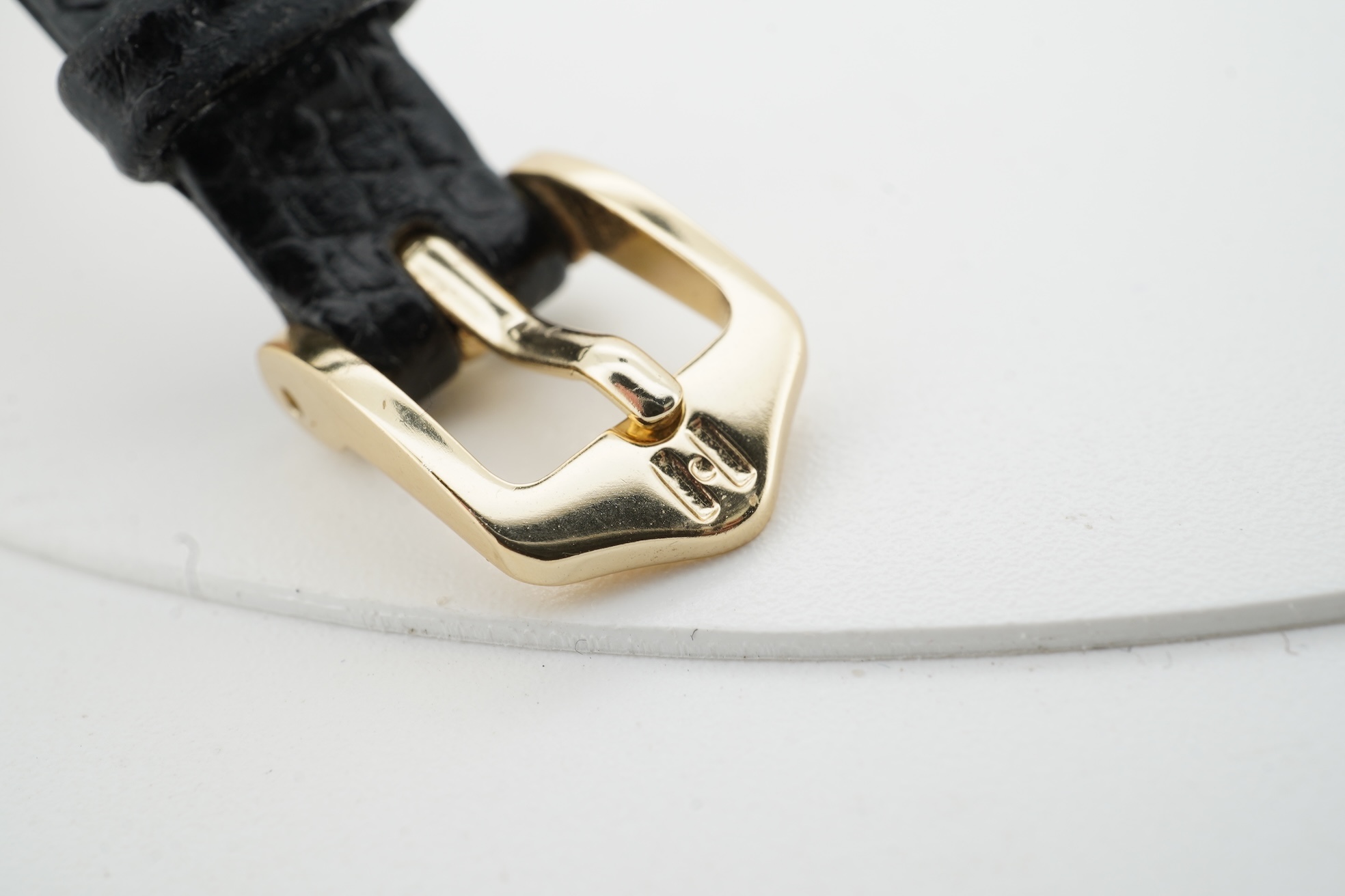 A lady's recent 9ct gold Rotary quartz wrist watch, with oval Roman dial, case diameter 18mm, on an associated leather strap, no box or papers.